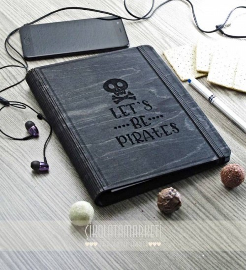 Let's Be Pirates Figürlü Ahşap Kapaklı Özel Üretim Şık Defter